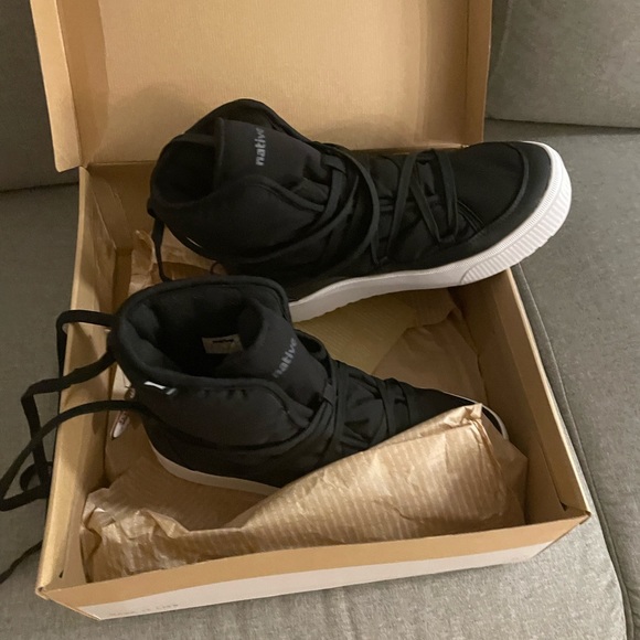 New in box Native shoes black Chamonix Size 10 boots - Picture 2 of 2